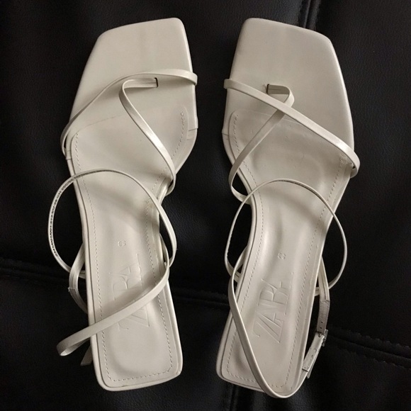 NWOT Ivory/ White Zara Kitten Heel Leather Sandals
